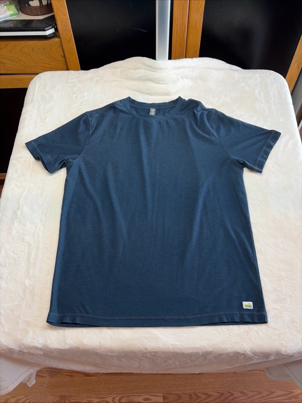 Vuori Shirt Mens Medium Dark Blue Tech Stretch Performance Short Sleeve